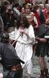 Jesús arrastrado con una soga